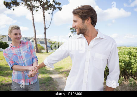 Lächelnde paar draußen gemeinsam in ihrem Garten Stockfoto