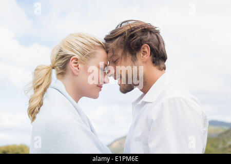 Cute lächelnde paar vor einander gegenüber stehen Stockfoto