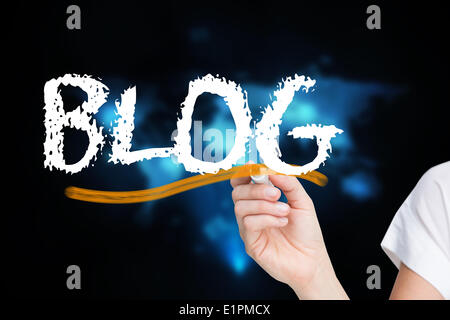 Geschäftsfrau, die Schreiben des Wort Blogs Stockfoto