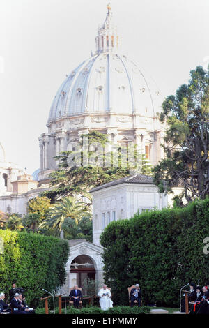 Vatikan-Stadt. 8. Juni 2014. Papst Francis trifft israelischen Präsidenten Shimon Peres (links) und der palästinensische Präsident Mahmoud Abbas (rechts) für eine Gruppensitzung Gebet und private Friedensgespräche in den Vatikanischen Gärten im 8. Juni 2014. Die drei führenden gesellten sich die orthodoxen christlichen Leiter ökumenischen Patriarchen von Constantinople Bartholomew I. Francis vorgeschlagenen treffen letzten Monat bei seinem Besuch in Israel und der Westbank-Kredit: Thaer Ganaim/APA Images/ZUMAPRESS.com/Alamy Live News Stockfoto