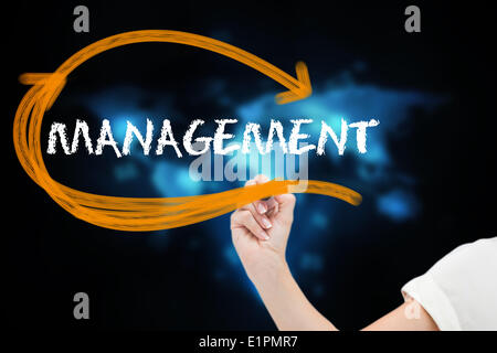 Geschäftsfrau, die Schreiben des Wort Managements Stockfoto