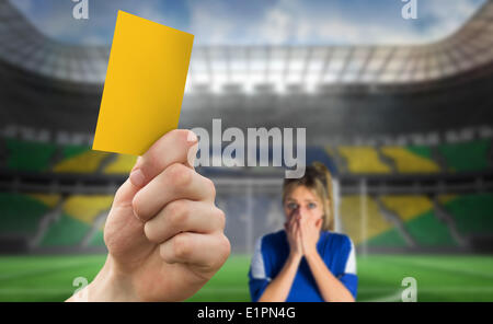 Zusammengesetztes Bild von Hand, die gelbe Karte Stockfoto