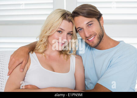 Niedliche casual paar auf Couch lächelt in die Kamera Stockfoto