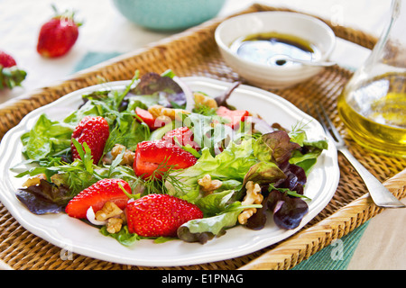 Erdbeere mit Walnuss und Rucola-Salat mit Balsamico-dressing Stockfoto