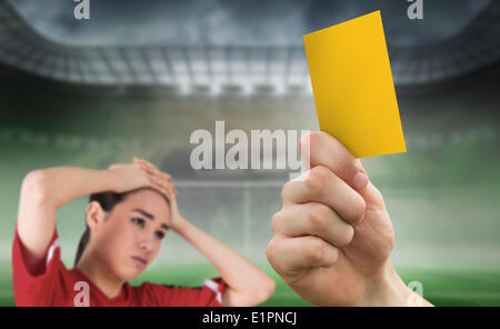 Zusammengesetztes Bild von Hand, die gelbe Karte für Lüfter Stockfoto