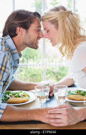 Süße liebevolle paar mit einer Mahlzeit zusammen Stockfoto