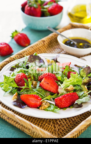 Erdbeere mit Walnuss und Rucola-Salat mit Balsamico-dressing Stockfoto