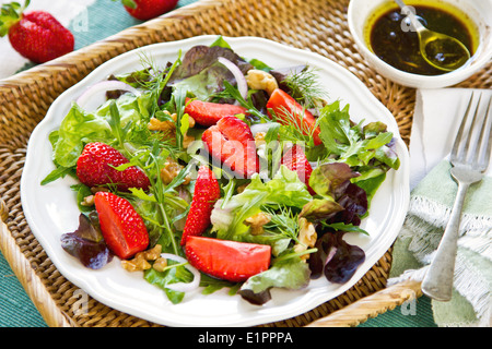 Erdbeere mit Walnuss und Rucola-Salat mit Balsamico-dressing Stockfoto