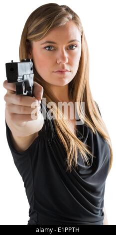 Femme Fatale zeigenden Waffe auf Kamera Stockfoto