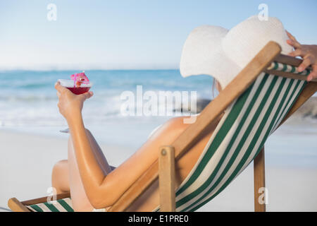 Frau entspannen im Liegestuhl mit cocktail Stockfoto