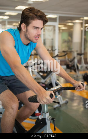 Die Spin-Bike fokussiert Fit man Stockfoto