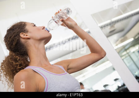 Fit Frau trinkt aus Flasche Wasser Stockfoto