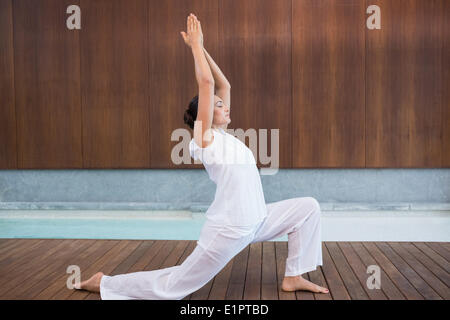 Inhalt Brünette in Tai Chi zu tun weiß Stockfoto