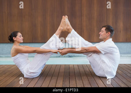 Friedliche paar zusammensitzen in Boots-position Stockfoto