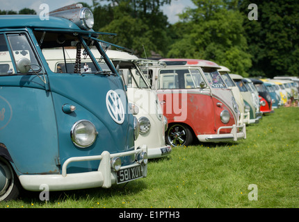 Linie von VW Split Screen Volkswagen Wohnmobile bei einer VW-Show. England Stockfoto