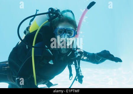 Frau auf Tauchausbildung unter Wasser im Schwimmbad Stockfoto