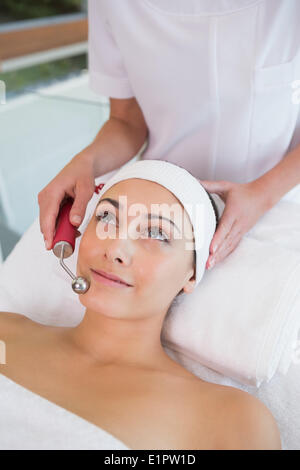 Friedliche Brünette immer Mikro-dermabrasion Stockfoto