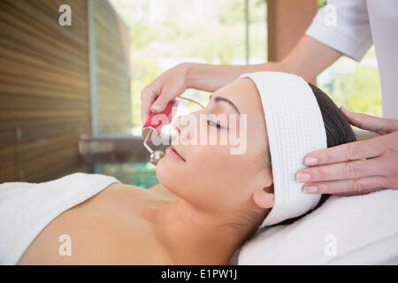 Friedliche Brünette immer Mikro-dermabrasion Stockfoto