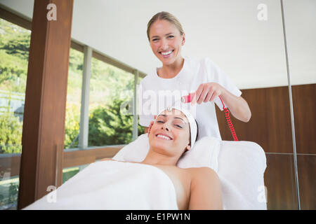 Friedliche Brünette immer Mikro-dermabrasion Stockfoto