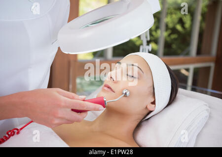 Friedliche Brünette immer Mikro Dermabrasion von Kosmetikerin Stockfoto