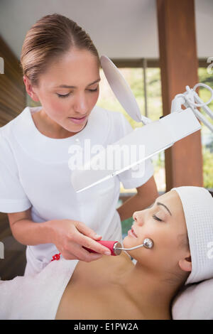 Friedliche Brünette immer Mikro Dermabrasion von Kosmetikerin Stockfoto