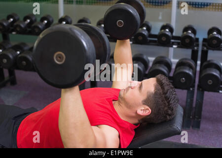 Bodybuilder auf Hanteln heben Bank liegend Stockfoto