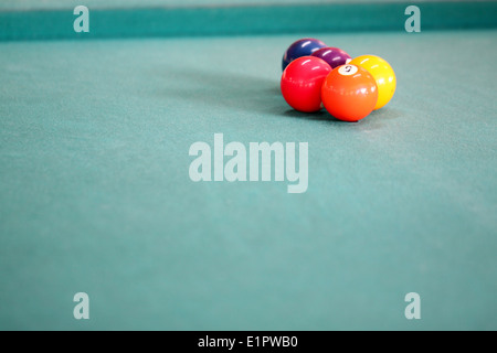 Die Farbe der Kugel auf dem Snookertisch. Stockfoto