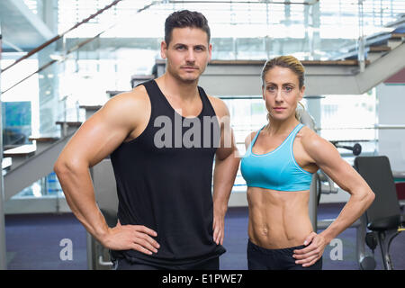 Bodybuilding-Mann und Frau finster in die Kamera Stockfoto