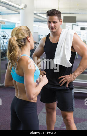 Bodybuilding-Mann und Frau miteinander reden Stockfoto