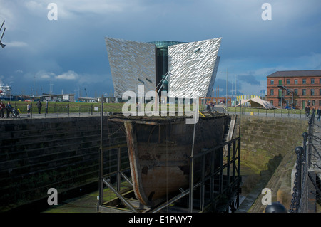 Titanic-Zentrum in Belfast mit einem Rumpf in den Vordergrund, Nordirland Stockfoto