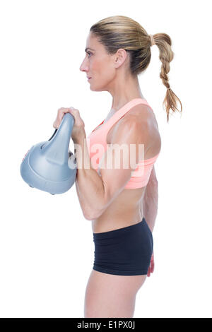 Weibliche blonde Crossfitter anhebende kettlebell Stockfoto