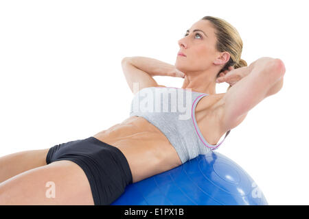 Fit Woman tun Sit Ups auf blau Gymnastikball Stockfoto