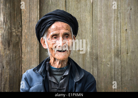 Einem älteren Mitglied der Yao Minderheit Menschen in Tiantou Dorf, Guangxi, China. Stockfoto