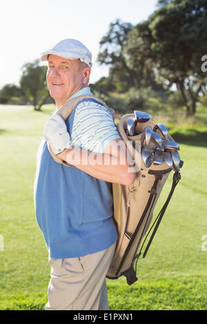 Golfer stehen seine Golftasche lächelnd in die Kamera halten Stockfoto
