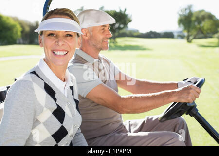 Golf Brautpaar in ihrem Buggy fahren Stockfoto