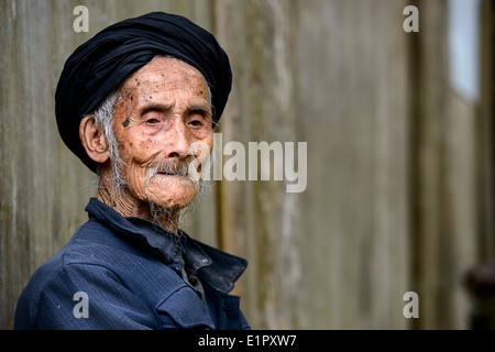 Einem älteren Mitglied der Yao Minderheit Menschen in Tiantou Dorf, Guangxi, China. Stockfoto