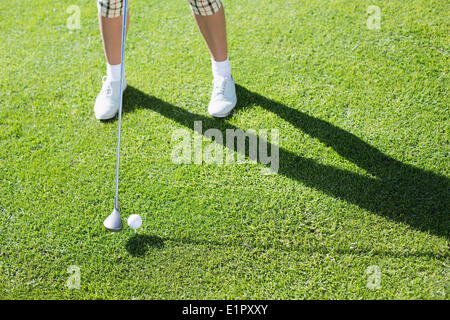 Lady Golfer Abschlag für den Tag Stockfoto