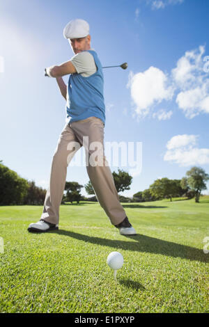 Golfspieler schwingen seines Vereins auf dem Golfplatz Stockfoto