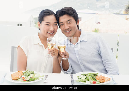 Asiatische Brautpaar mit Mahlzeit zusammen Stockfoto