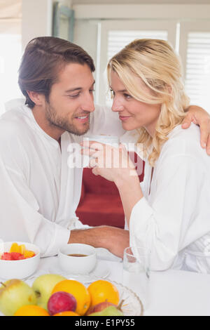 Paar beim Frühstück im Bademantel Stockfoto