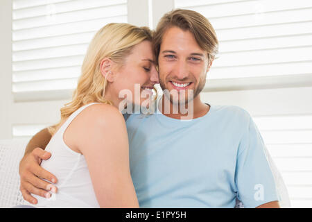 Junges Paar zusammen auf der Couch sitzen Stockfoto