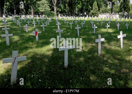 Rakowicki Militärfriedhof Krakau - polnische Sektion - einfachem Metall kreuzt, eins mit einem polnischen Flagge markieren die Gräber Stockfoto