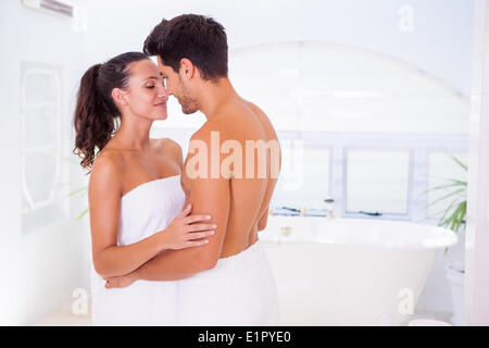 Attraktives Paar umarmt am Morgen Stockfoto