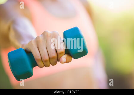 Fit Woman Training mit Hanteln im park Stockfoto
