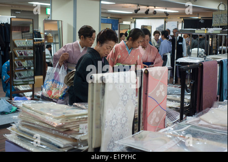 Tokyo, Japan 2014 - Ginza-Viertel, shop Verkauf Kimonos und Stoffe. Stockfoto