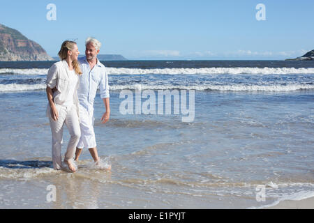 Glückliches Paar barfuß am Strand Stockfoto