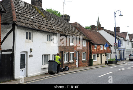 Billingshurst West Sussex UK - verweigern Sammler oder Müllmann des Rates arbeiten sammeln Müll von Häusern Stockfoto