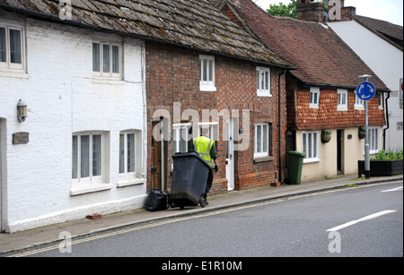 Billingshurst West Sussex UK - verweigern Sammler oder Müllmann des Rates arbeiten sammeln Müll von Häusern Stockfoto