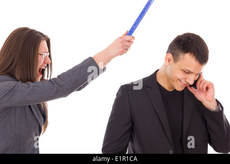 böse Frau schreien, untreuen Mann am Telefon Geheimnisse zu haben Stockfoto