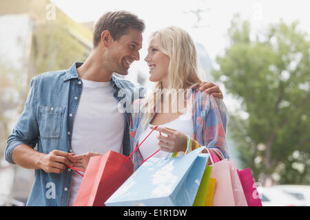 Hippe junge Paar Einkaufstaschen halten Stockfoto